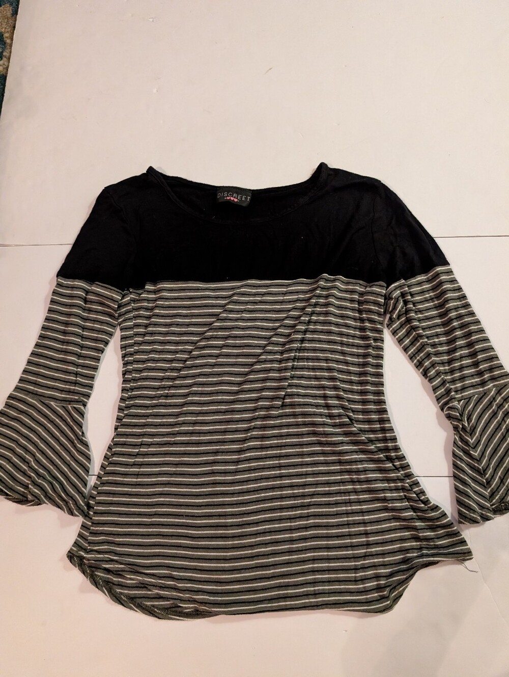 Discreet Gray Black & White Striped Women’s Long Sleeve Top Sz Small